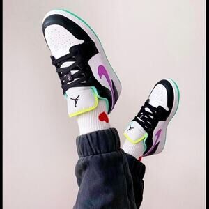 Jordan 1 Low "Violet Shock" (GS) Sz 6Y Nike in Perfect condition